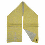 Wellen zeigen die Feinheit des Babyalpaka Schals in gelb - gefertigt ohne Synthetik, aus 100 Prozent reiner Alpakawolle