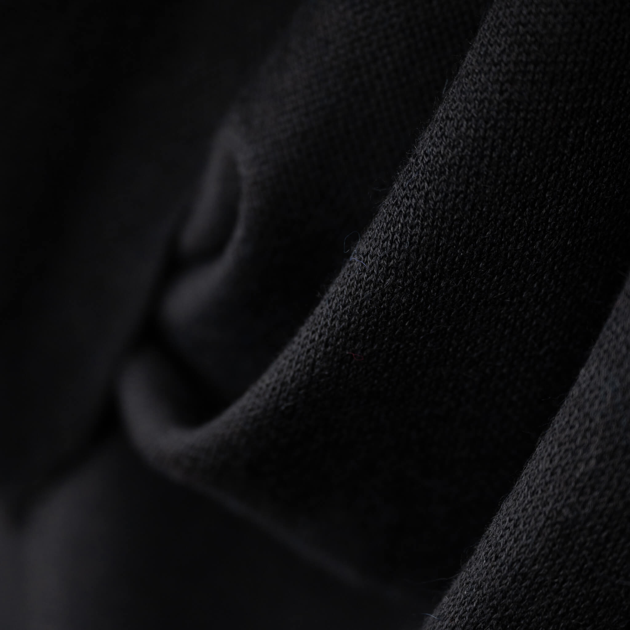 Alpaka Poncho für Herren Puma schwarzes, glänzendes Textil nah