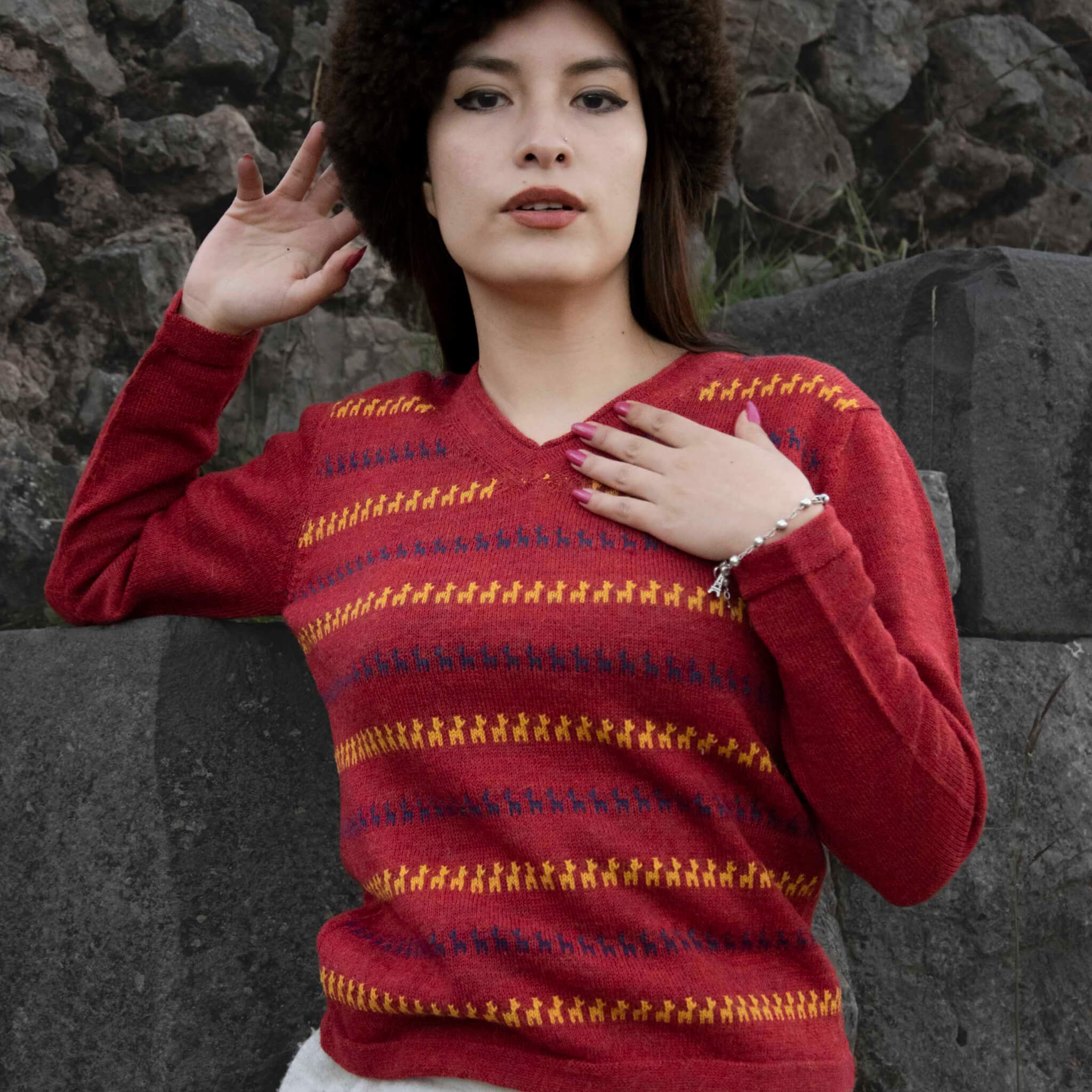 ALPACA Alpaka Pullover für Damen von Alpakin mit Alpaka-Muster in rot mit Model