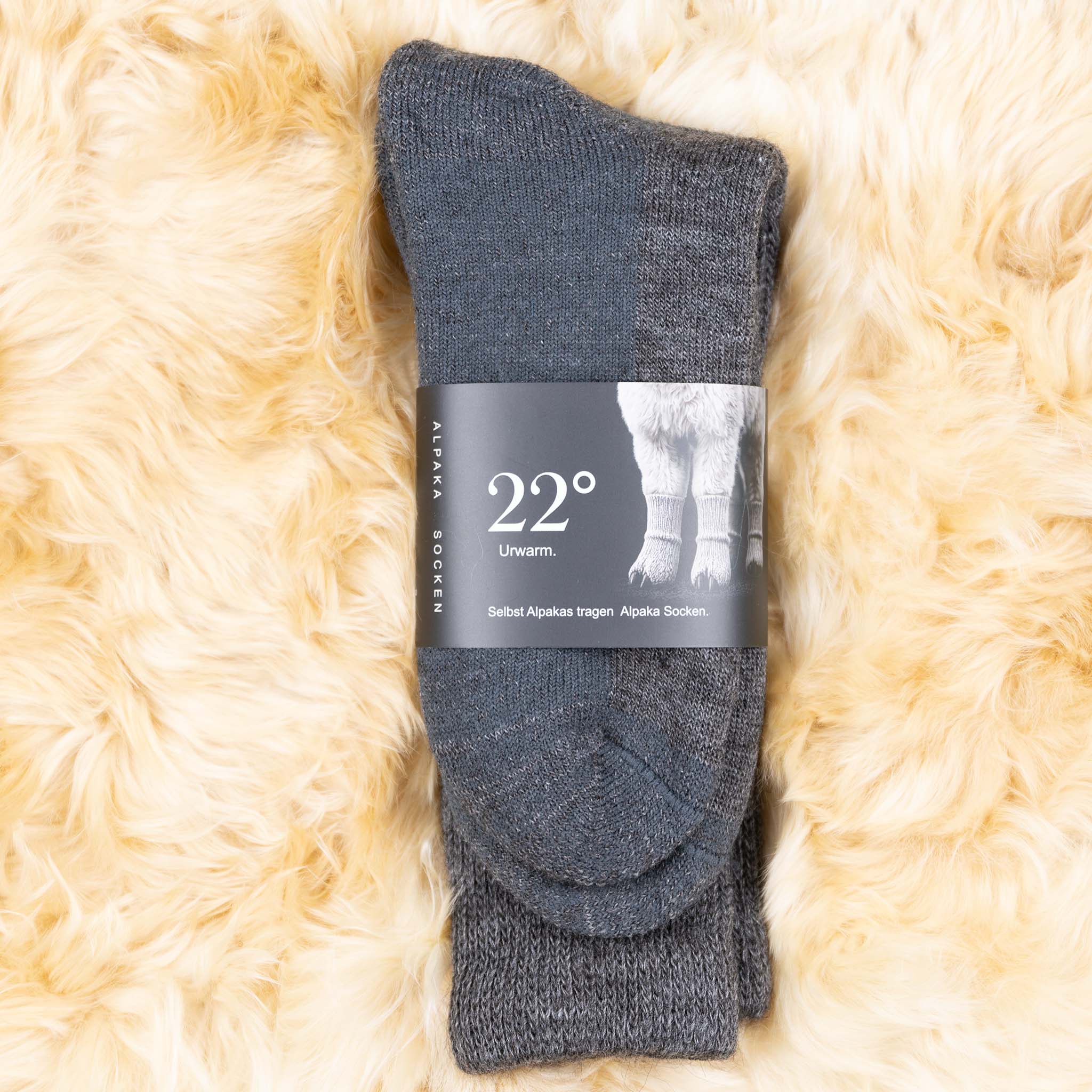 Alpaka Diabetikersocken sanft auf Alpakafell platziert