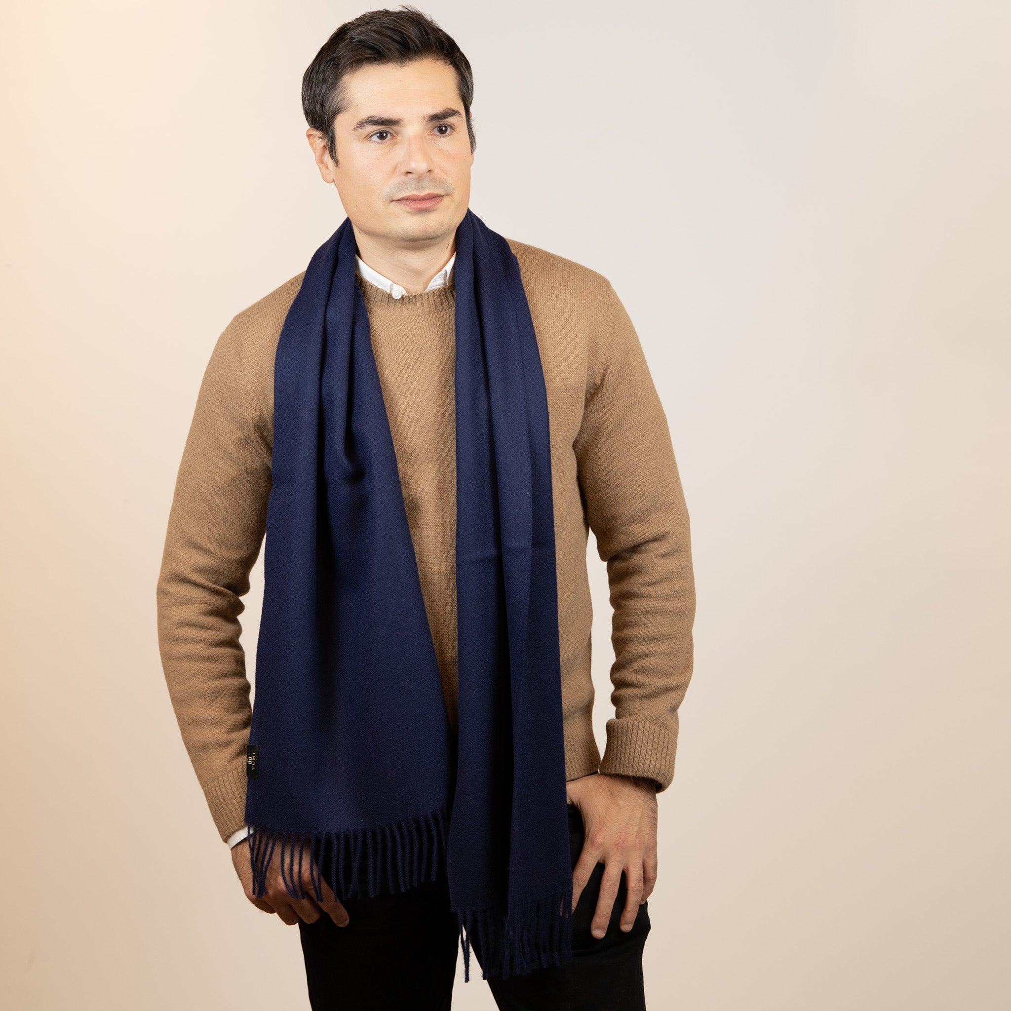 Männliches Model trägt eleganten Alpaka Schal für Damen und Herren einfarbig in dunkelblau von Alpakin