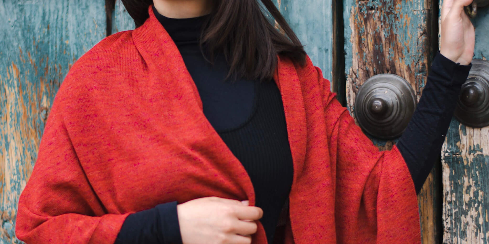 Alpaka Schal für Damen von Alpakin einfarbig in rot mit Model