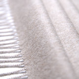Weiches Textil ohne chemische Färbung des Alpaka Schals in beige