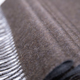 Nahaufnahme Textil des zweifarbigen Alpaka Schals in dunkelbraun mit Fransensaum
