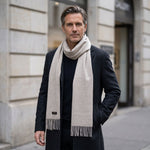 Mann in Frankfurt am Main trägt eleganten Alpaka Schal in Silber zu Mantel