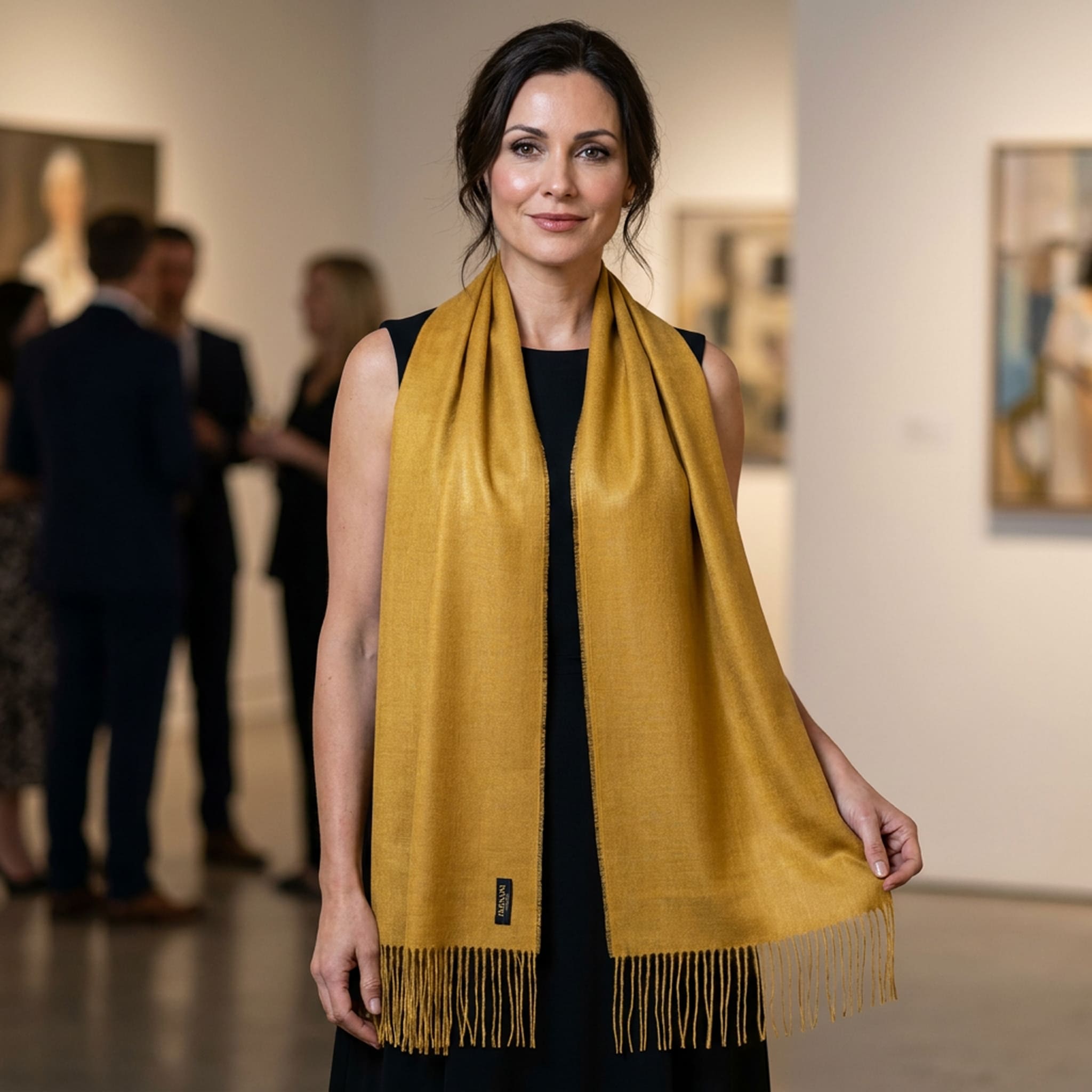 Frau in Kunstgalerie trägt den eleganten Alpaka Seide Schal in Vintage senfgelb