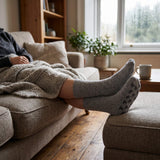 Warme Alpaka Stoppersocken bequem auf dem Sofa getragen