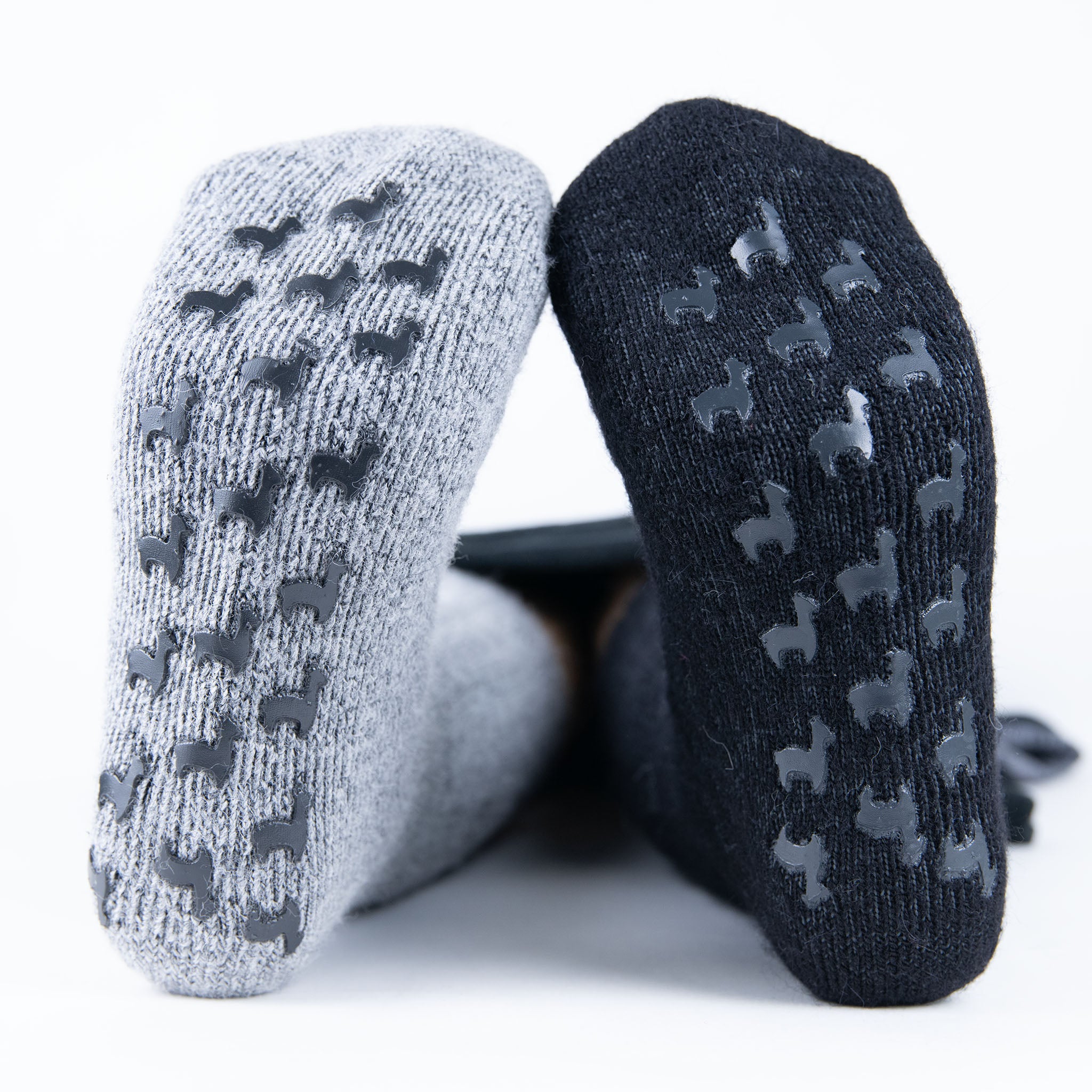 Warme Alpaka Stoppersocken mit niedlichen Alpakas liegend nebeneinander
