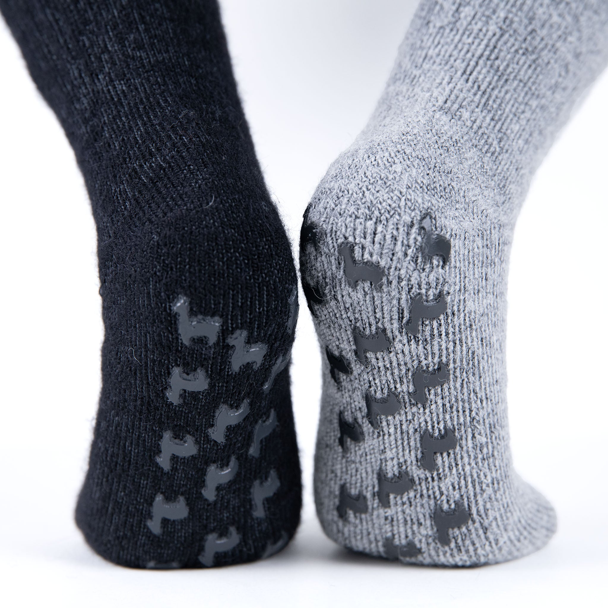 Alpaka ABS Socken in grau und schwarz mit Alpakas
