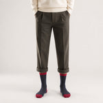 Warme Alpaka Thermosocken in rot und Anthrazit, stylisch getragen mit Faltenhose und weißem Pullover