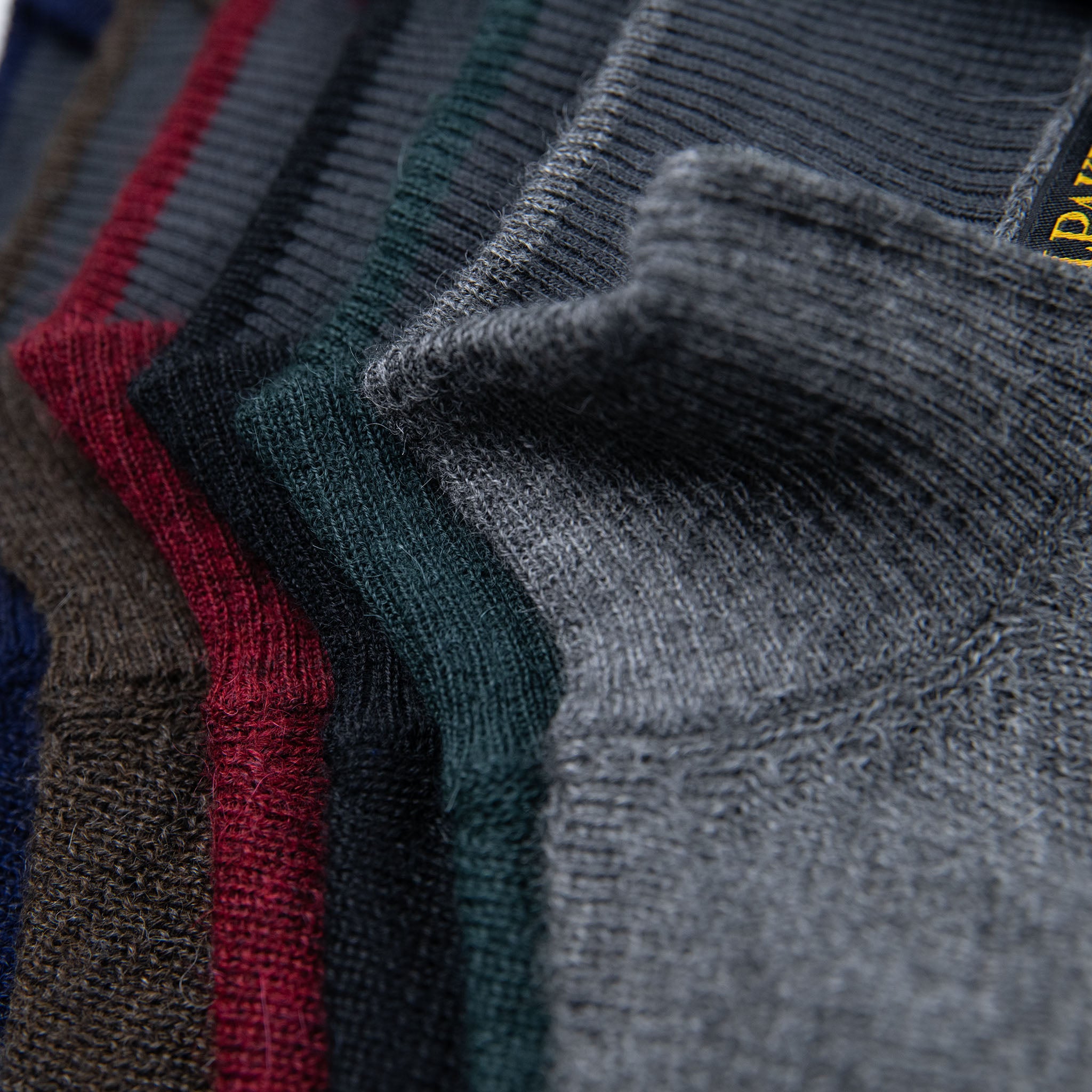 Farbpalette des Alpaka Troyers von Alpakin aus Naturfarben und männlich-eleganten Farben wie dunkelblau und dunkelgrün