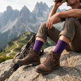 Farbenfrohe Alpaka Wandersocken in dunkellila auf Bergwanderung