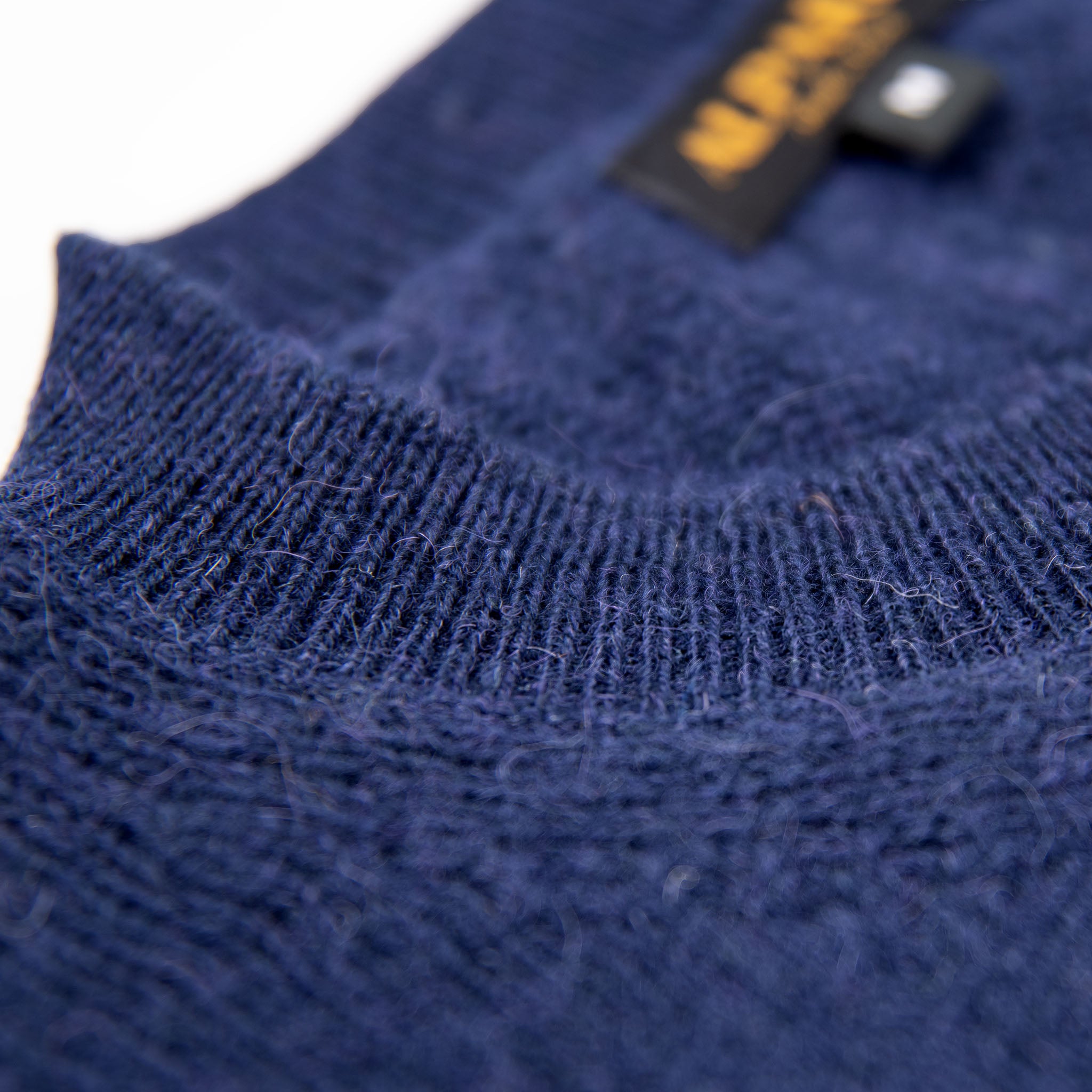 Feiner Ausschnitt des Alpaka Strickpullovers in dunkelblau aus 100% Babyalpaka