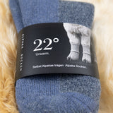22° Verpackung der Alpaka Wandersocken in Denim blau