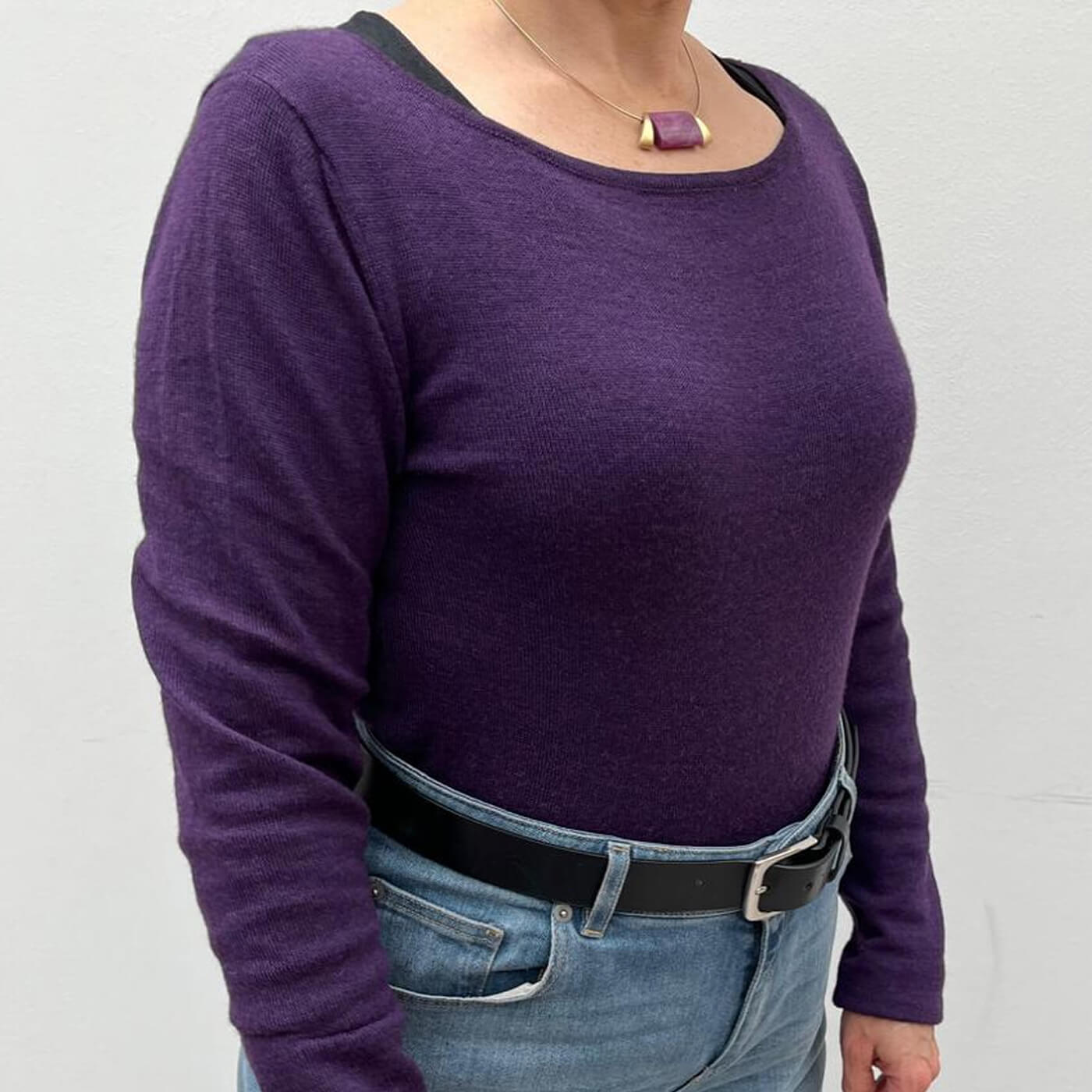 Dünner Luna Alpaka Pullover in dunkellila mit Damenkette in passender Farbe