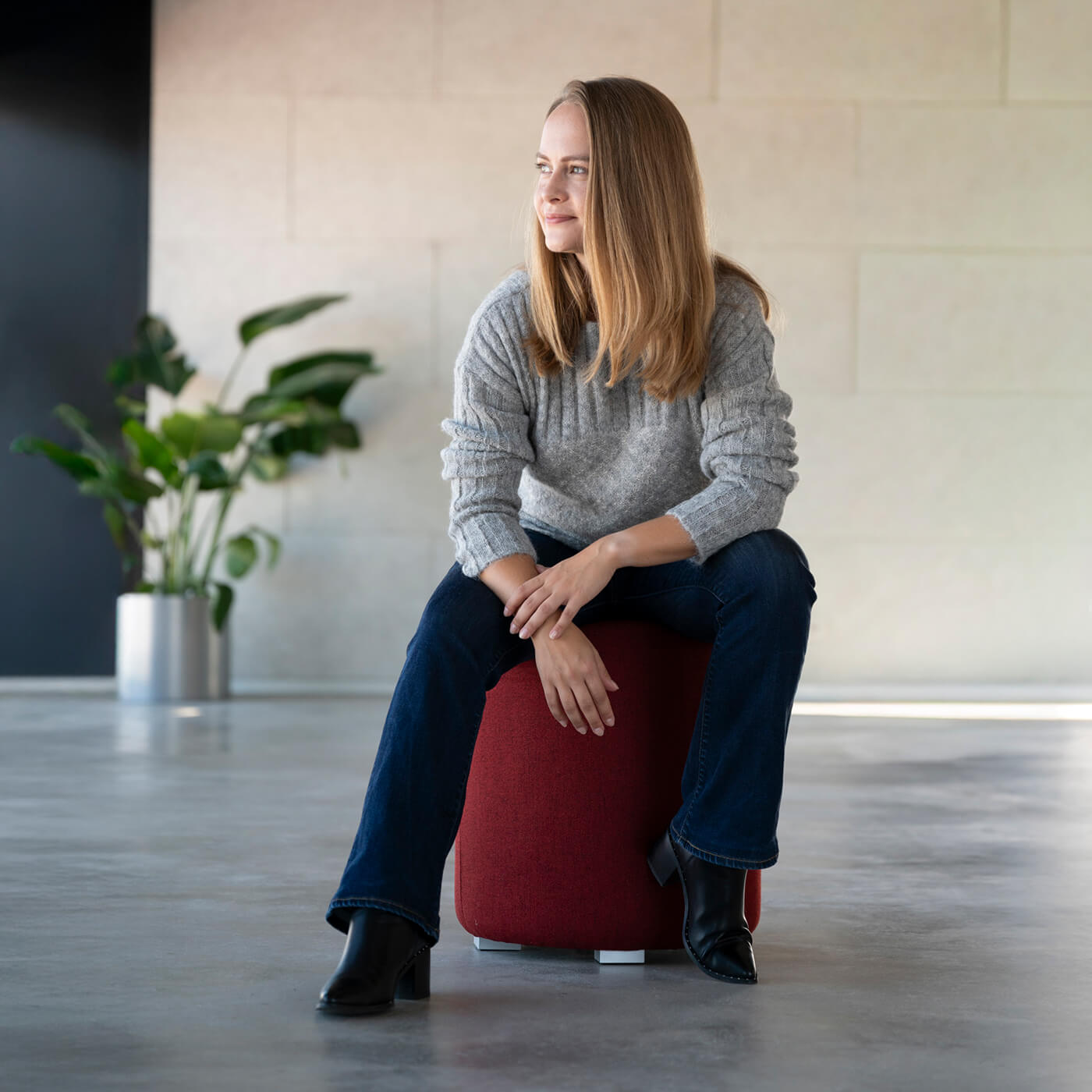 Weicher Alpaka Wollpullover Andes, getragen von blondem Model sitzend