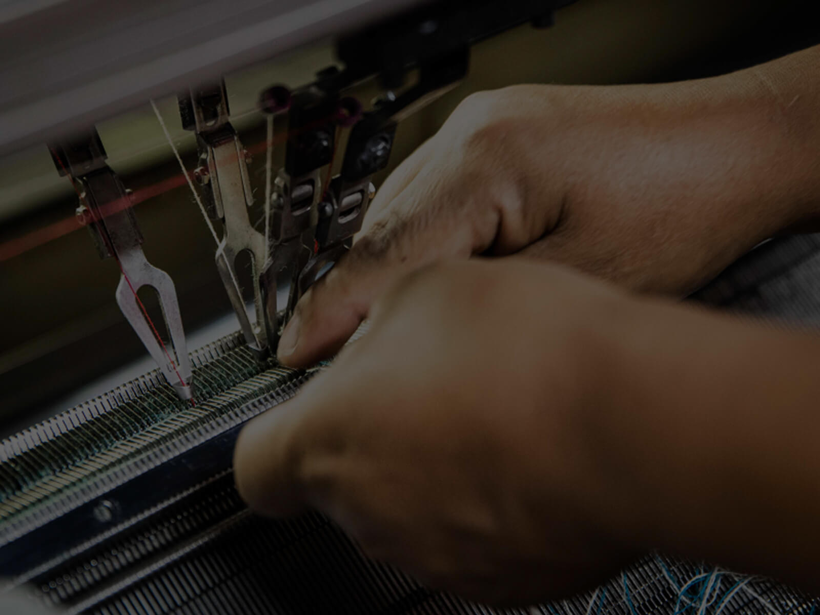 Hände richten die Maschine zur Textilproduktion mit Alpakawolle