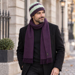 Mann trägt Dunkellila Set aus Mütze und Schals aus feiner Babyalpakawolle und Merino