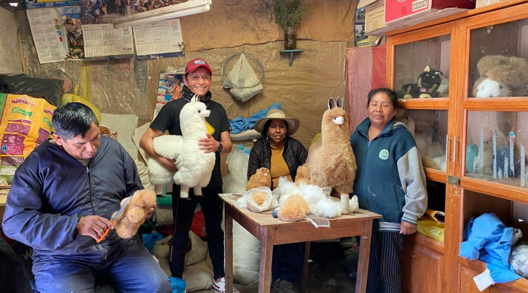 Gustavo Gutierrez und peruanische Familie bei Fertigung der handgemachten Alpakin Schlüsselanhänger in Sicuani, Peru