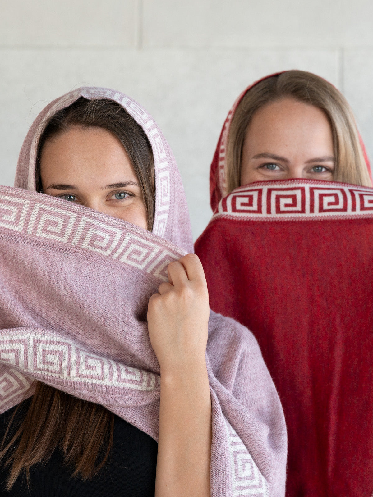 Frauen mit Luz Alpaka Poncho lächeln glücklich