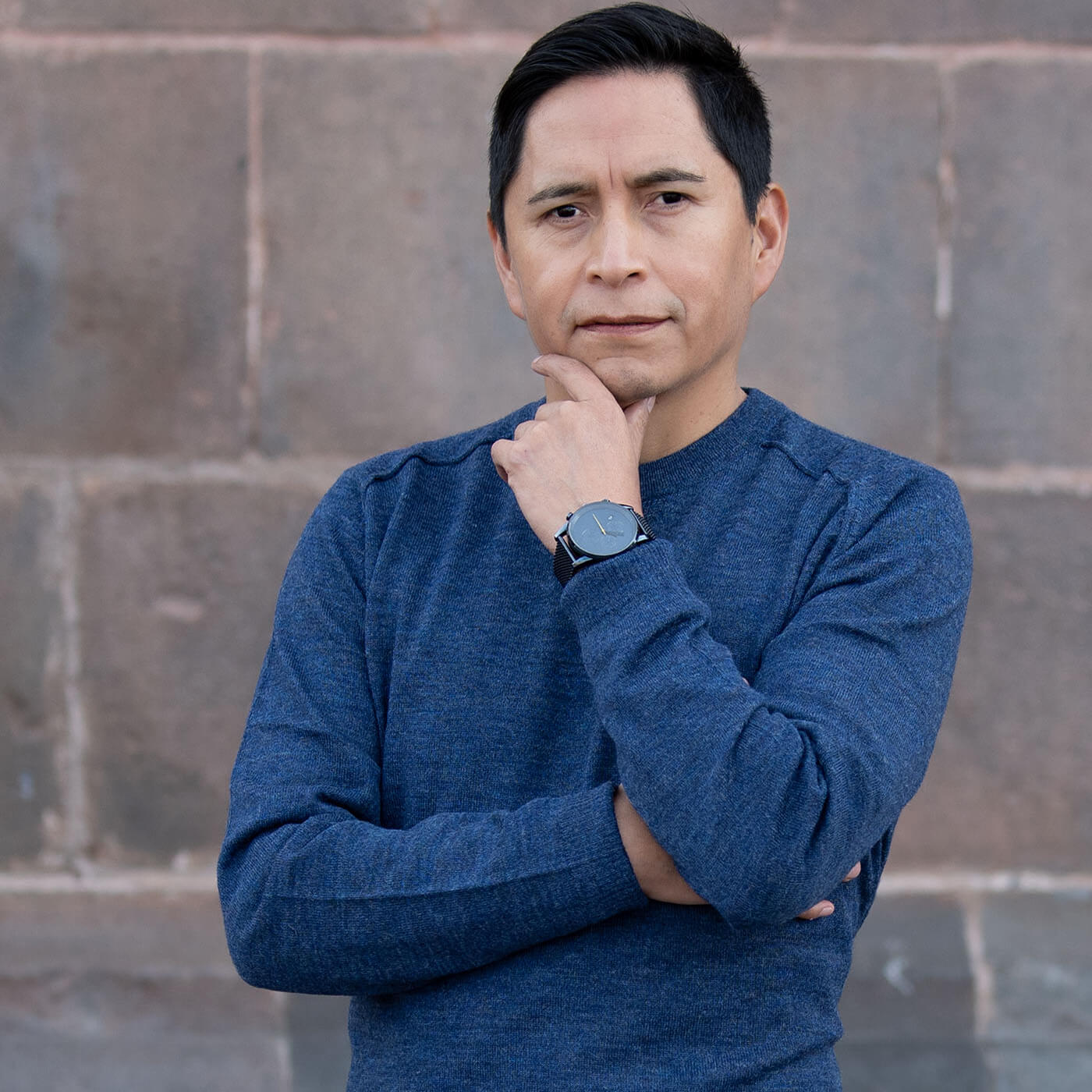 Alpakin Gründer Gustavo Gutierrez mit dunkelblauem Pullover aus Alpakawolle