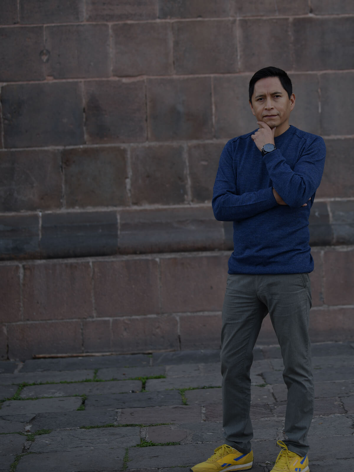 Gustavo Gutierrez vor einer Kirche in Cusco fasst sich ans Kinn