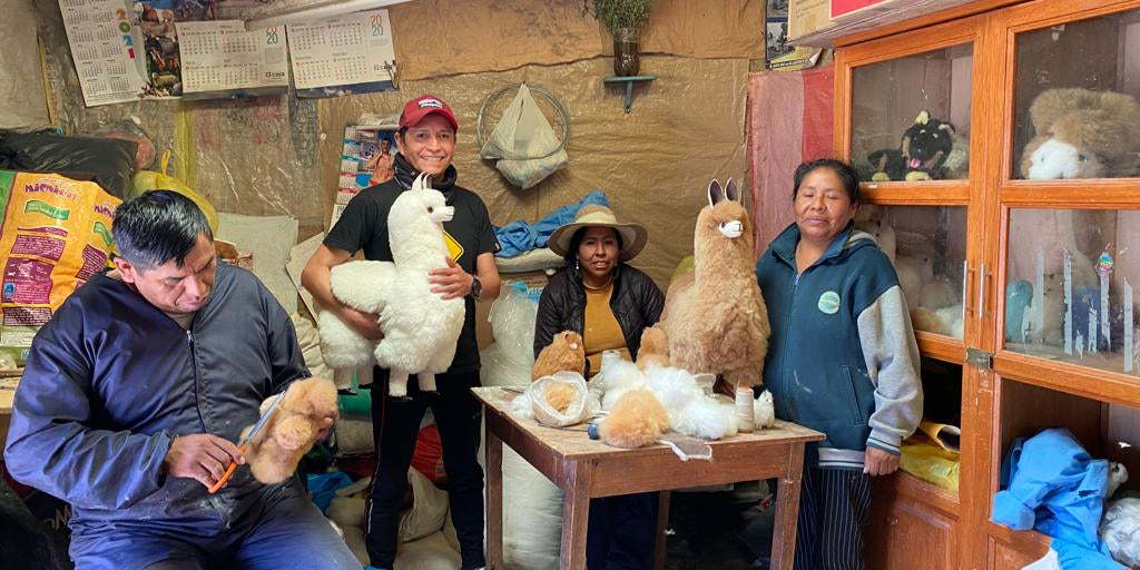 Alpaka Geschenke in der Herstellung in Peru mit Alpakin Gründer Gustavo Gutierrez