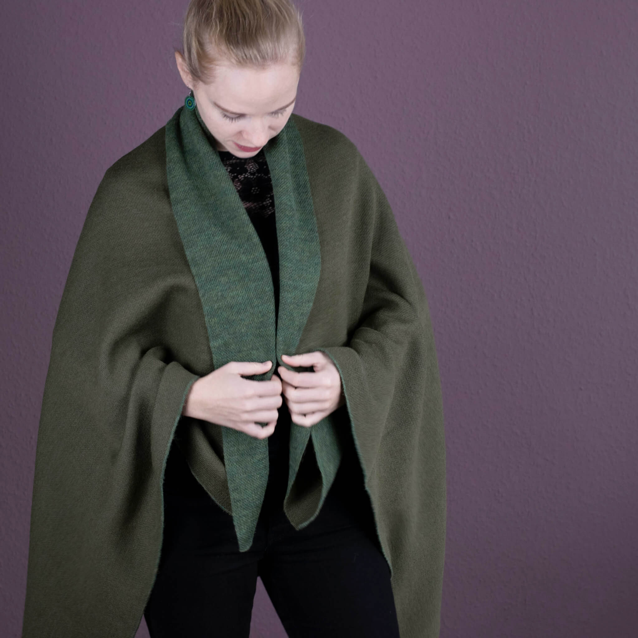 IWA Alpaka Poncho Decke für Damen von Alpakin in dunkelgrün mit Model