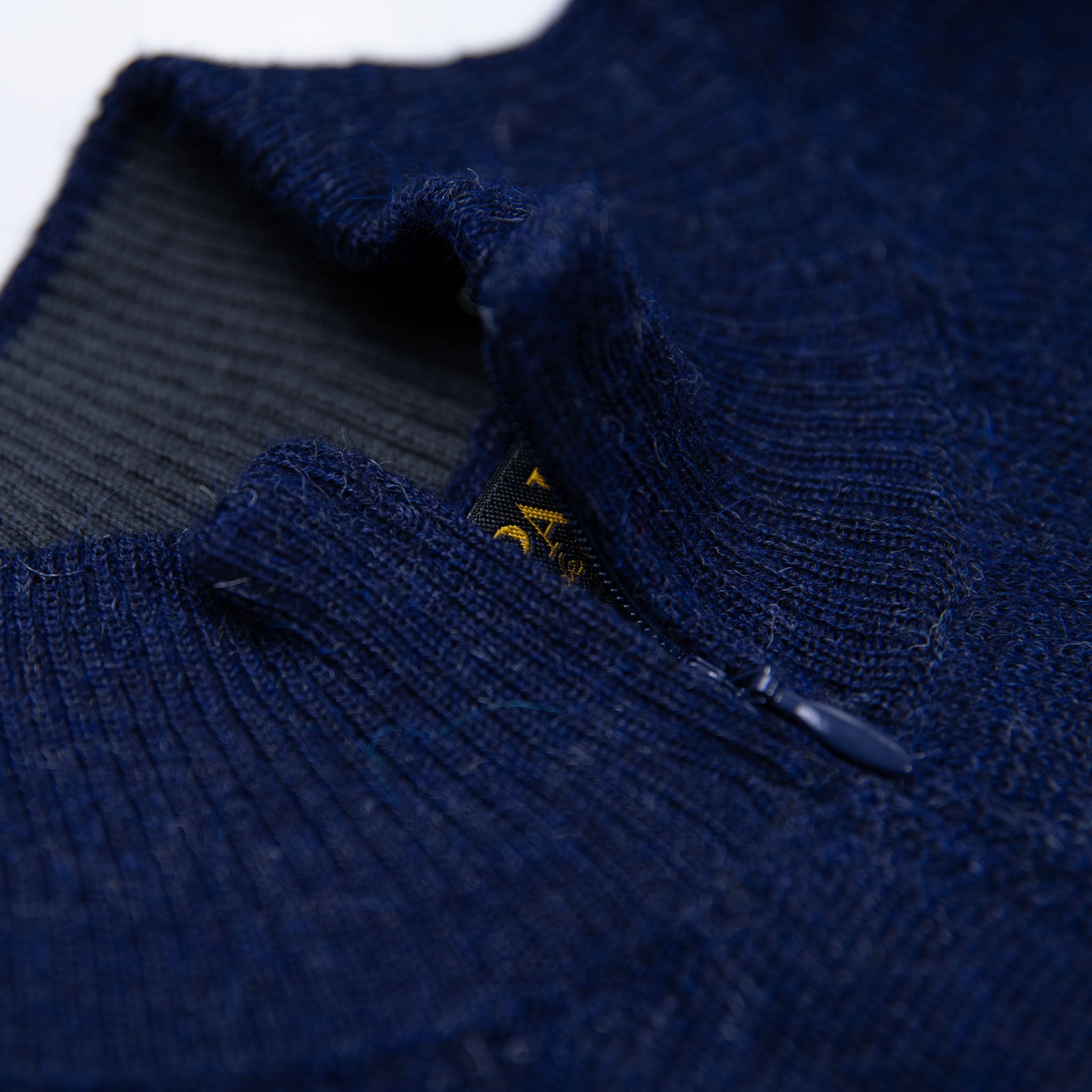 Kragen des Alpaka Troyers für Herren aus Pima Baumwolle in Design-Farbakzent