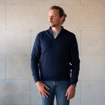 Mann mit Zopf trägt den Alpaka Troyer von Alpakin in dunkelblau aus 100% Babyalpaka