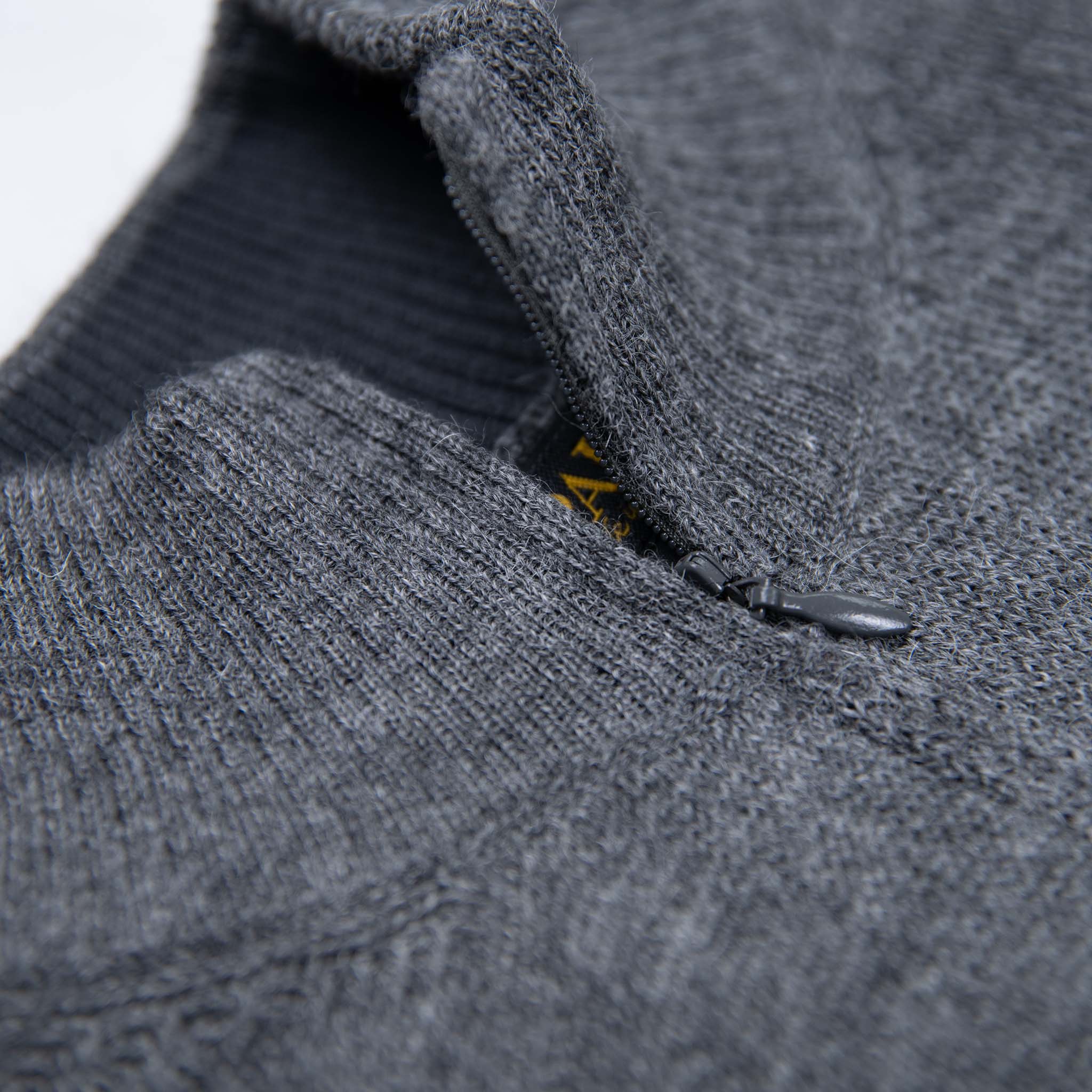 Feiner Kragen des Alpaka Troyers in dunkelgrau, kratzfrei da innen aus Pima Baumwolle