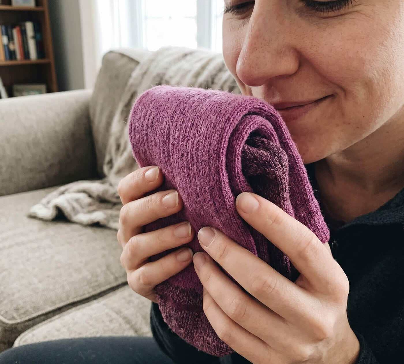 Frau riecht an ihren kuschelweichen Alpaka Wandersocken in pink