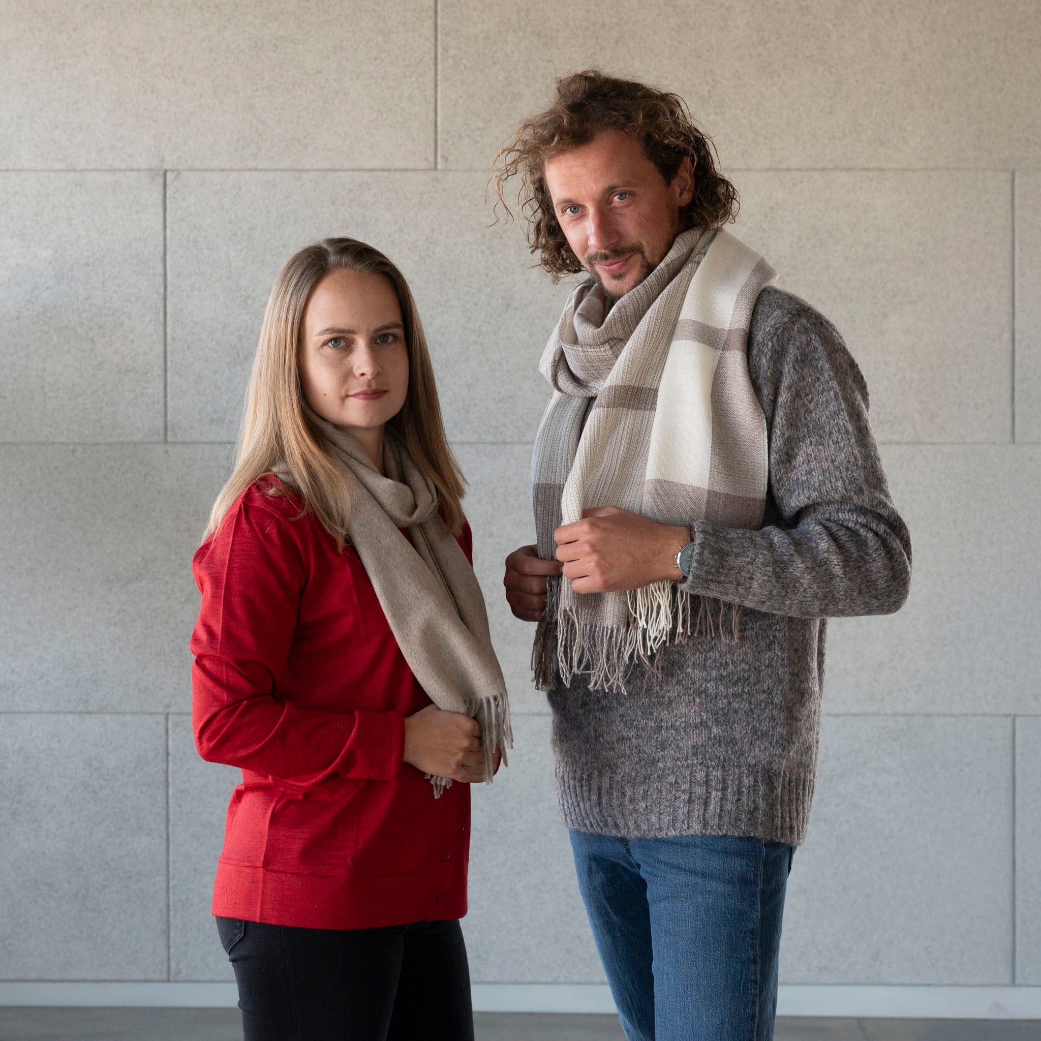 Mann und Frau stehen nebeneinander und beide tragen eine samtig weiche Alpaka Stola als Schal