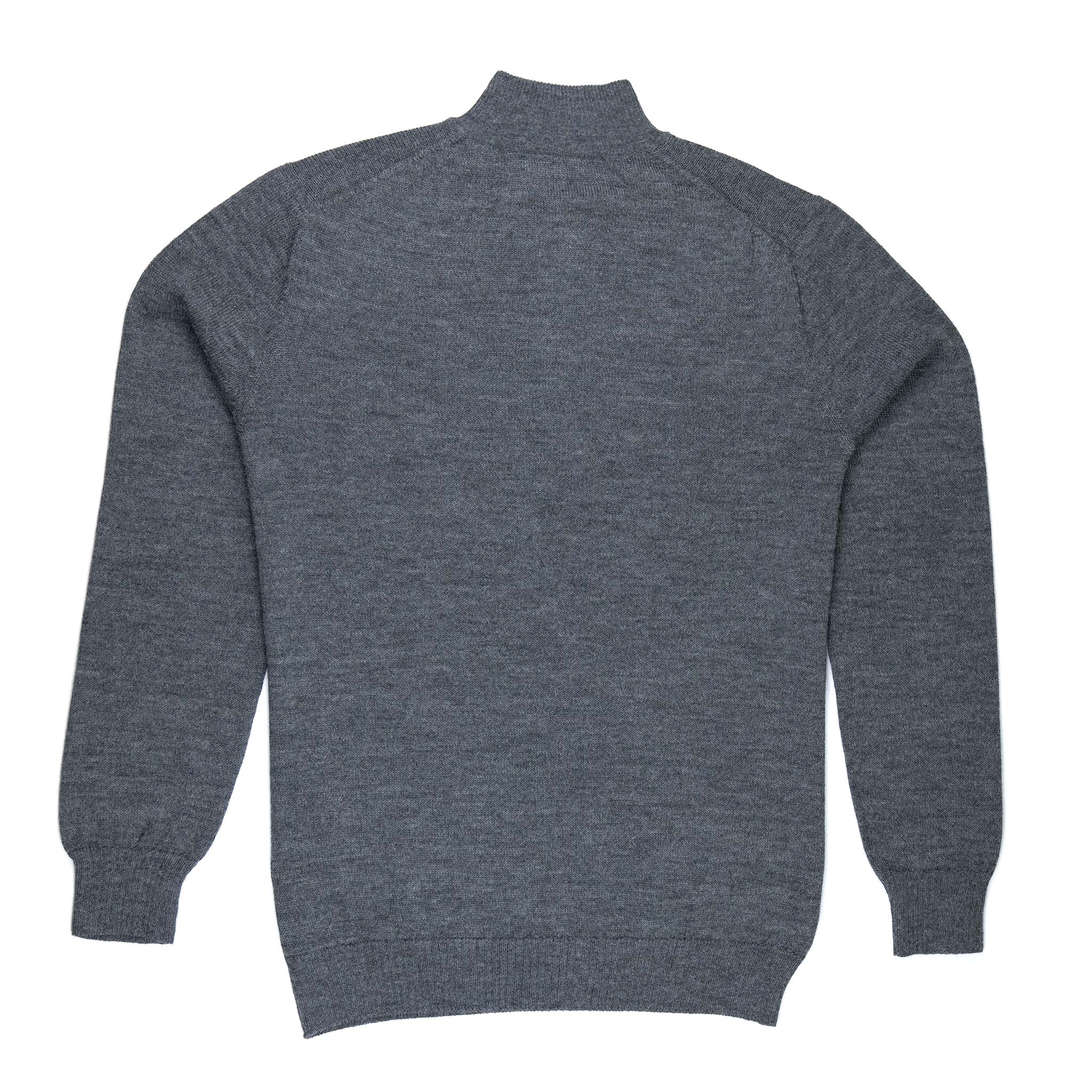 Alpaka Herren Troyer in dunkelgrau von hinten vor weißem Hintergrund