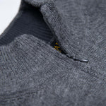 Feiner Kragen des Alpaka Troyers in dunkelgrau, kratzfrei da innen aus Pima Baumwolle