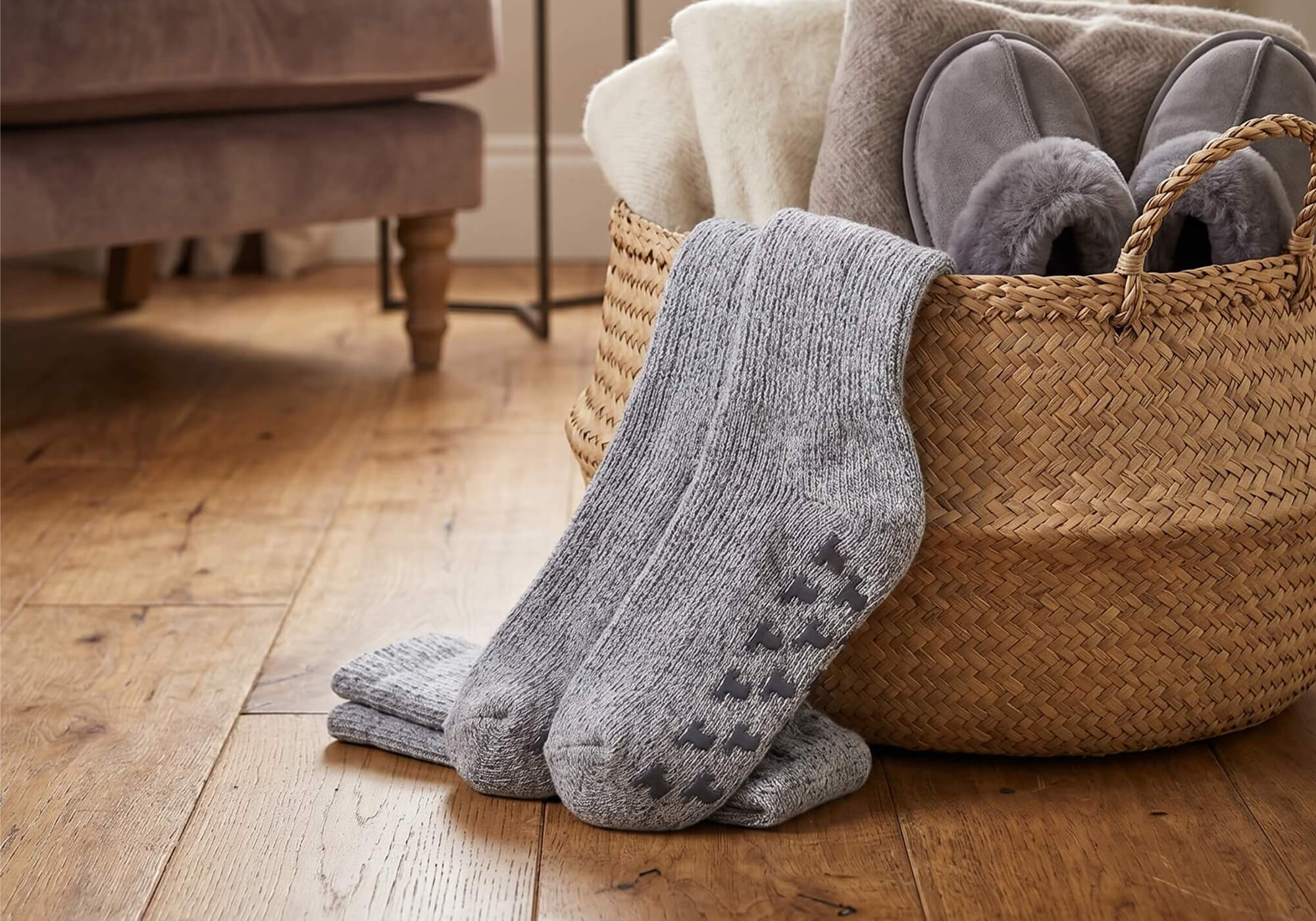 Graue Stoppersocken aus Alpakawolle in einem Korb Zuhause