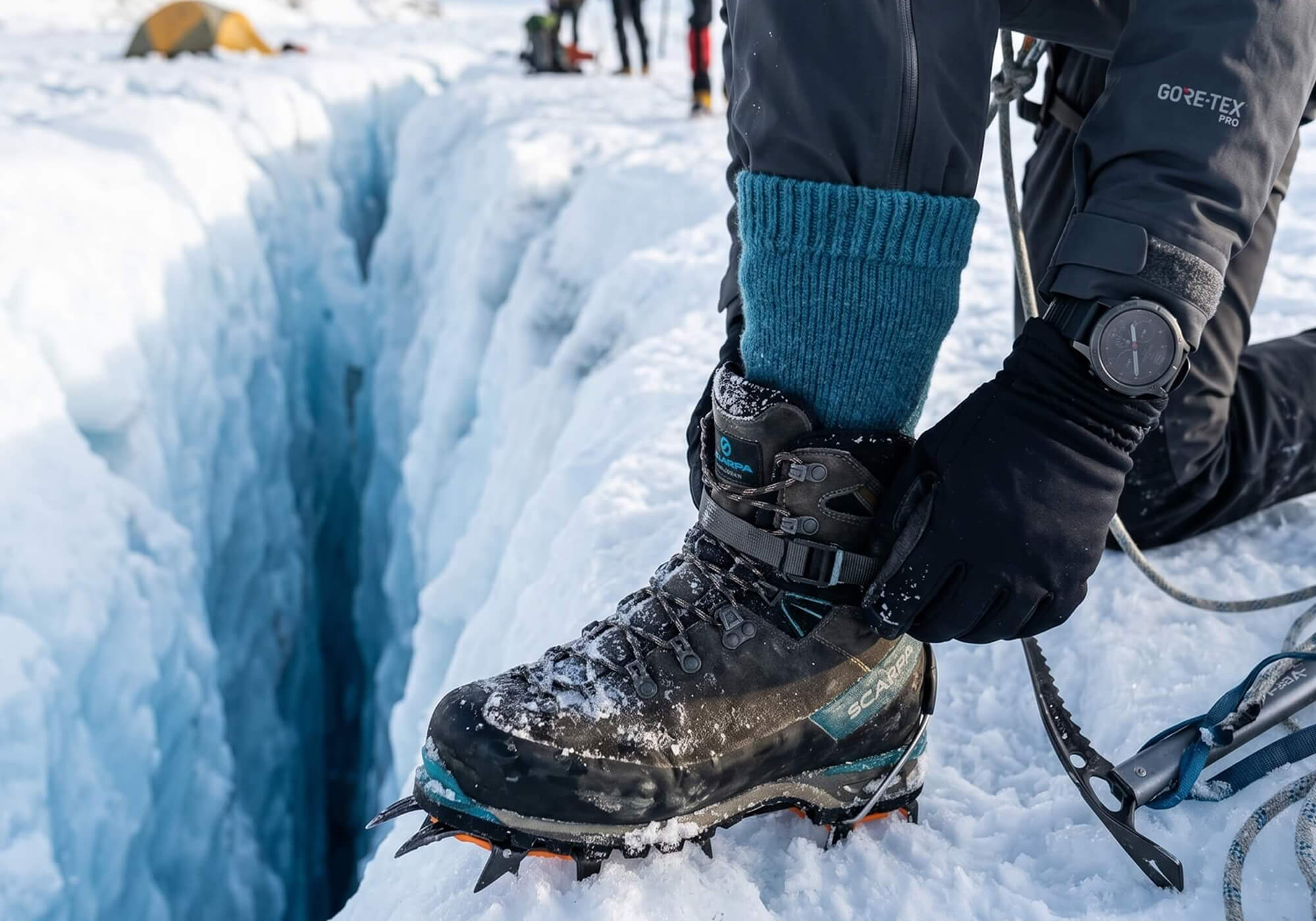 Wärmste Alpaka Socken in türkis, getragen in Expeditionsschuhen auf Gletscher