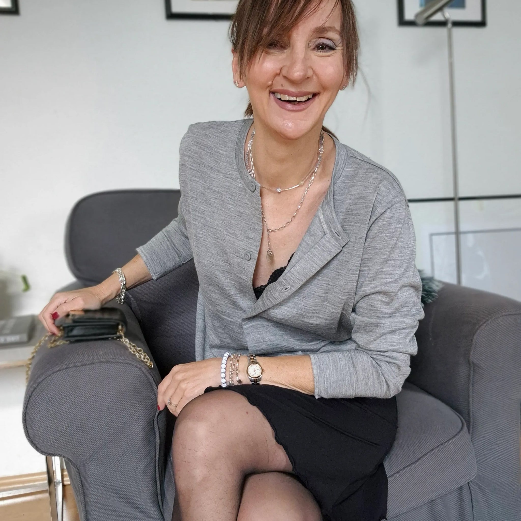 Modebloggerin Sabina für Frauen Ü50 trägt graue SEDA Alpaka Seide Strickjacke von Alpakin