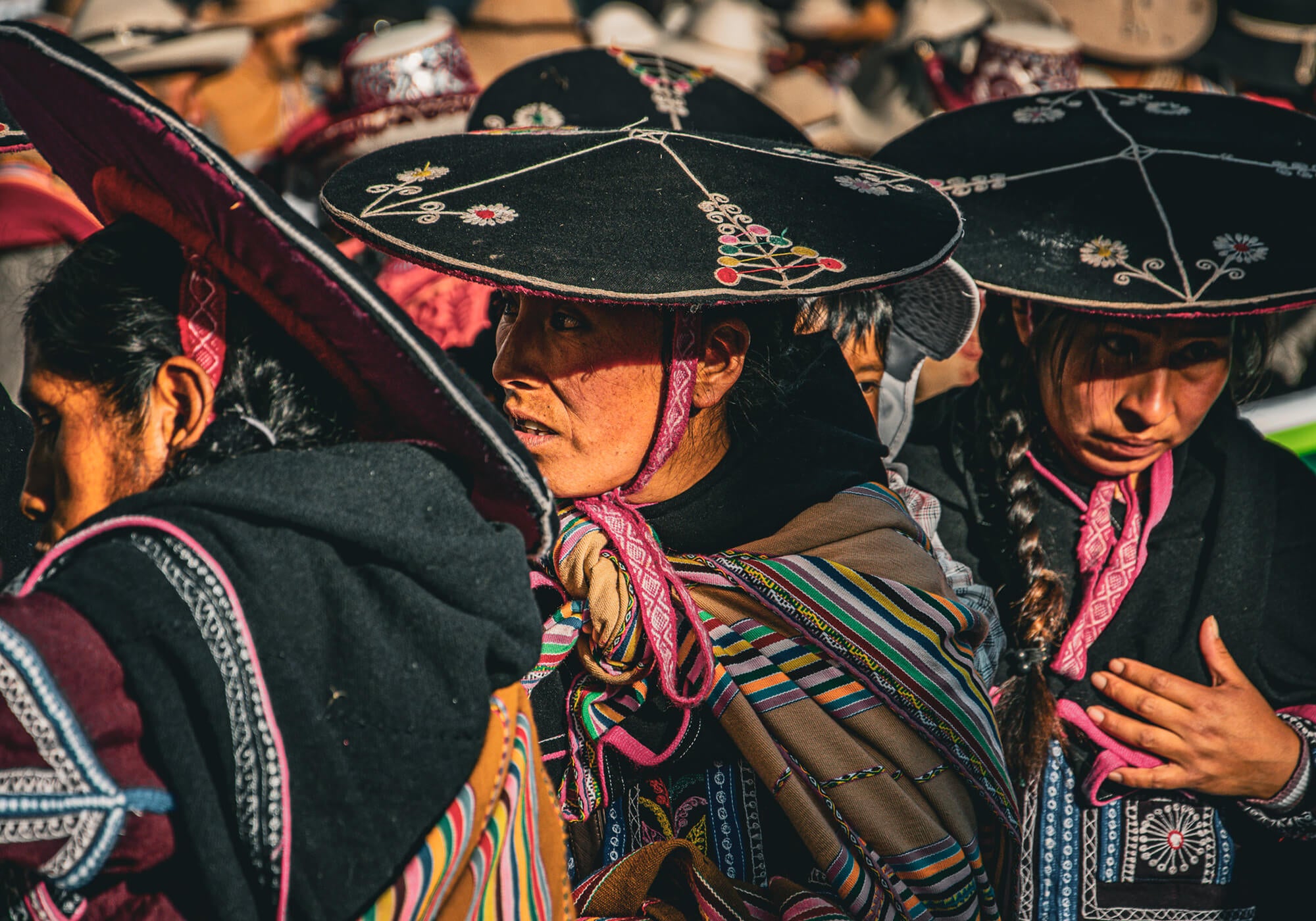 Peruanische Frauen in Cusco in traditioneller Kleidung mit Hut