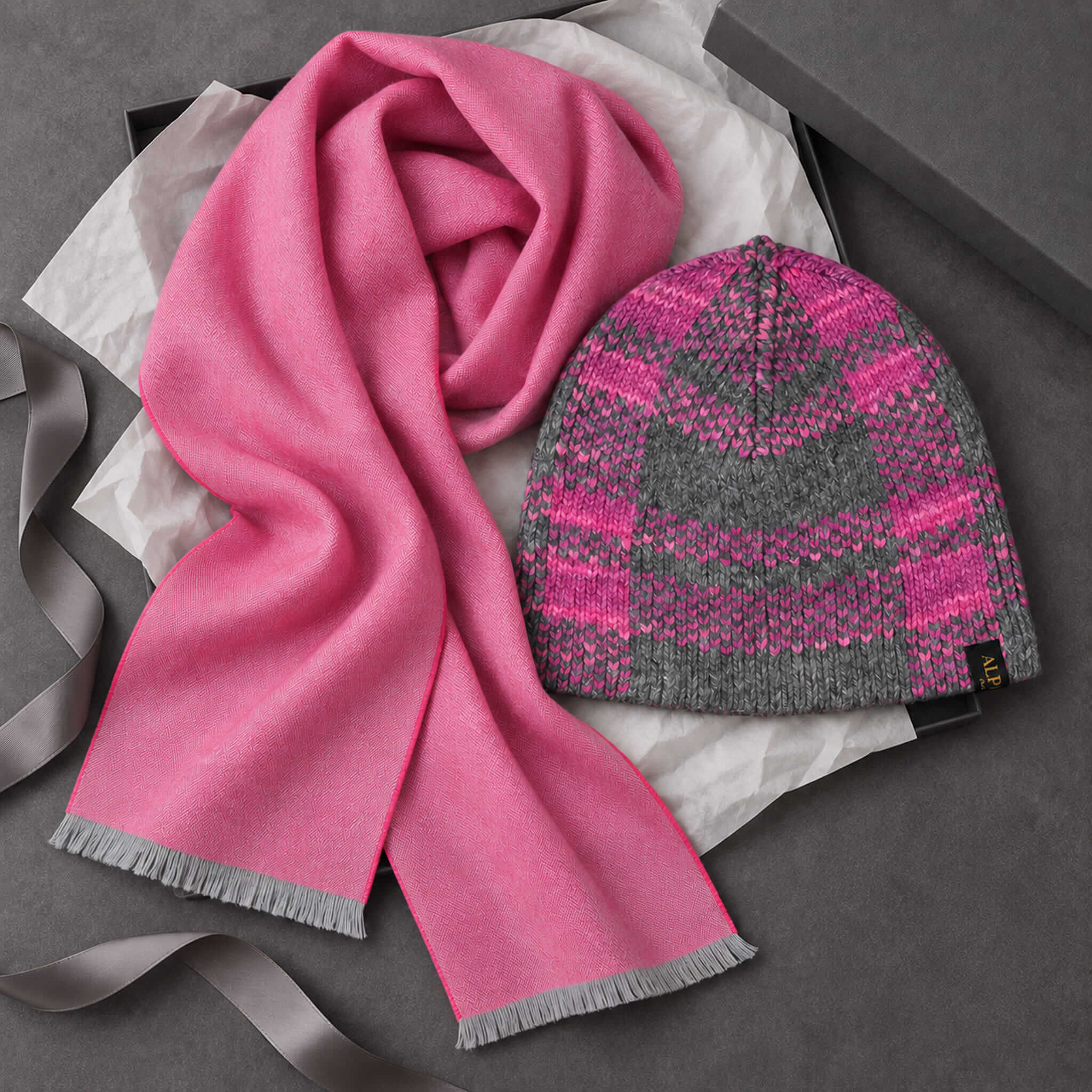 Geschenkidee Premium Set in pink mit feinem Schal aus Premium Babyalpaka und Merino Mütze mit Maulbeerseide für sanften Tragekomfort