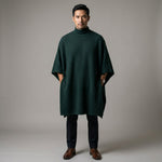 Frontalansicht dunkelhaariger Mann mit dem eleganten Poncho für Herren mit Kragen in dunkelgrün von Alpakin