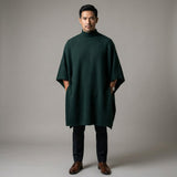 Frontalansicht dunkelhaariger Mann mit dem eleganten Poncho für Herren mit Kragen in dunkelgrün von Alpakin