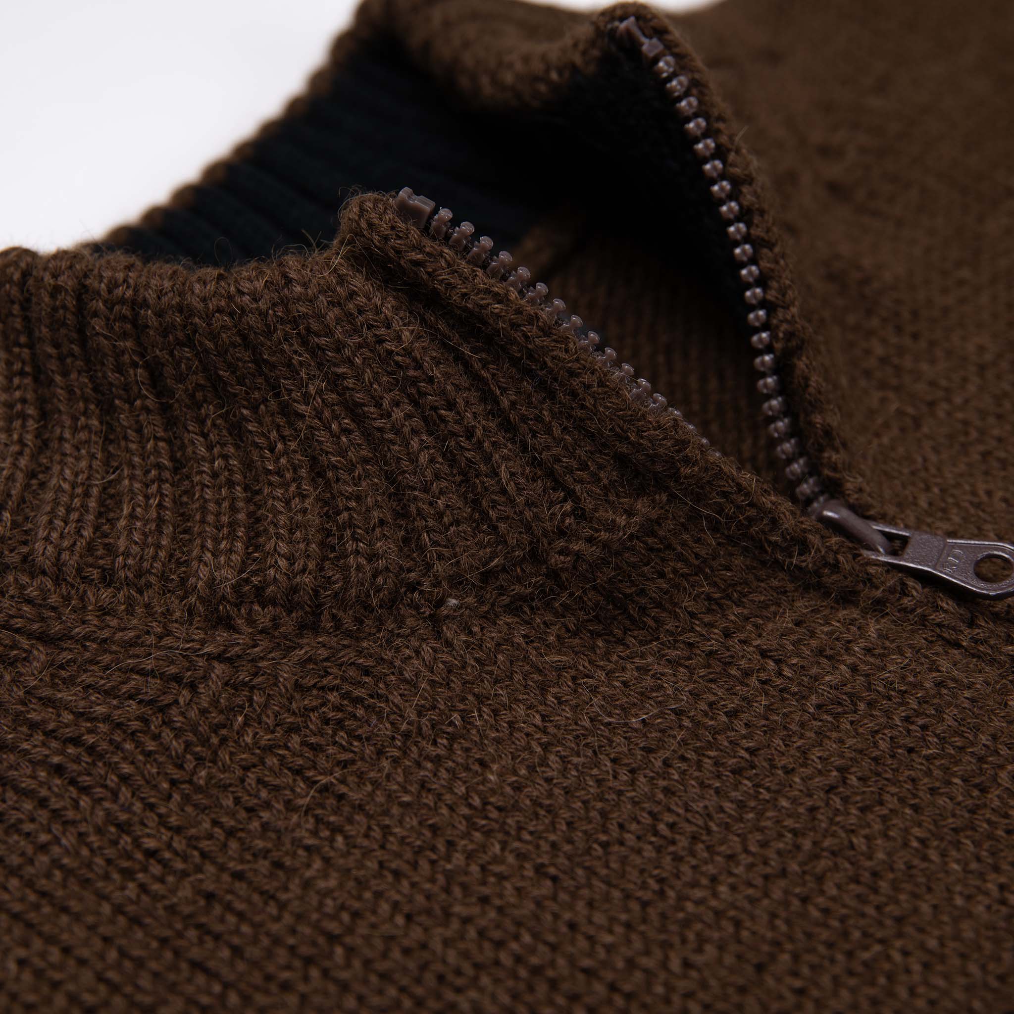 Feiner Kragen des warmen Alpaka Troyers in Naturfarbe dunkelbraun aus Pima Baumwolle