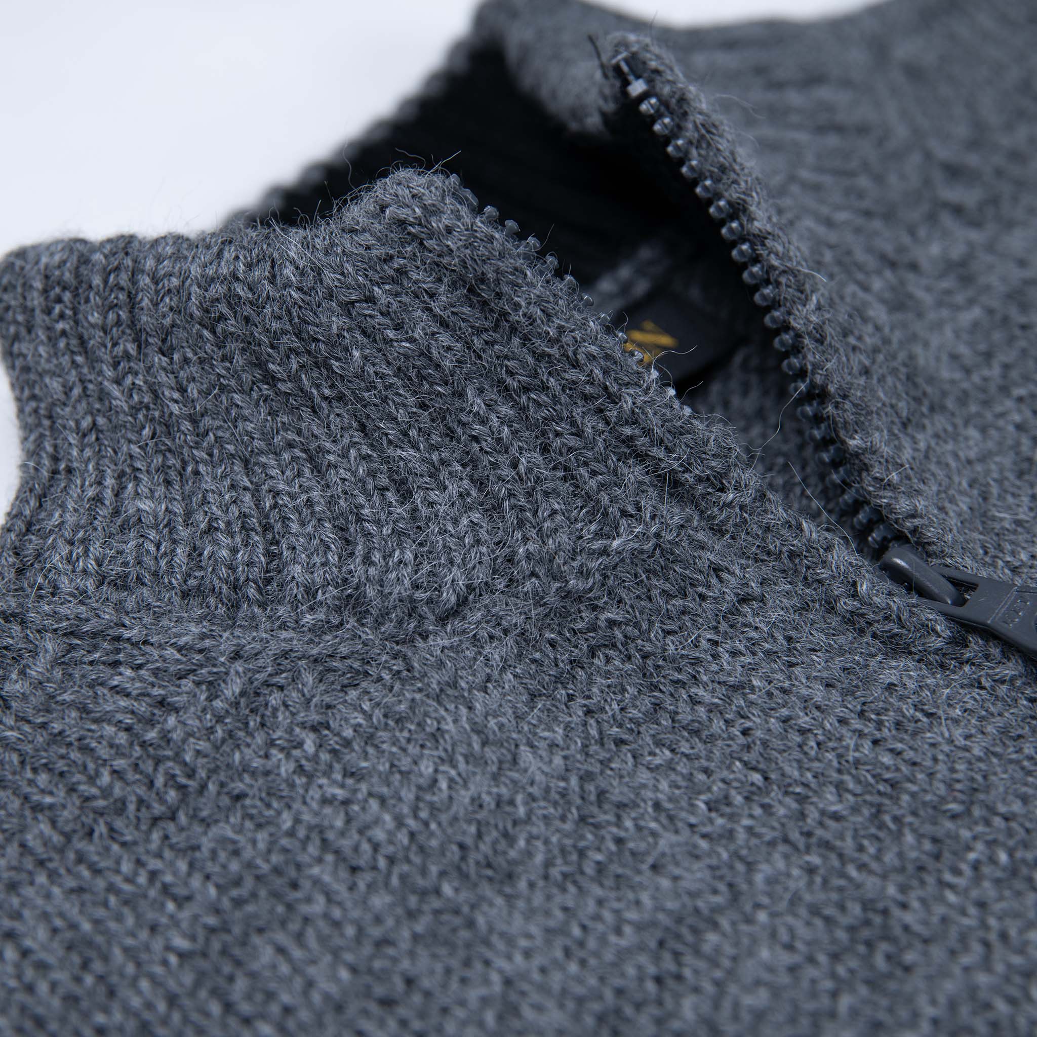 Kragen des warmen Alpaka Troyers in dunkelgrau aus 100% weichster Babyalpaka Wolle