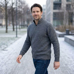 Mann läuft und ist im Winter angenehm warm mit seinem dicken Troyer aus Alpakawolle