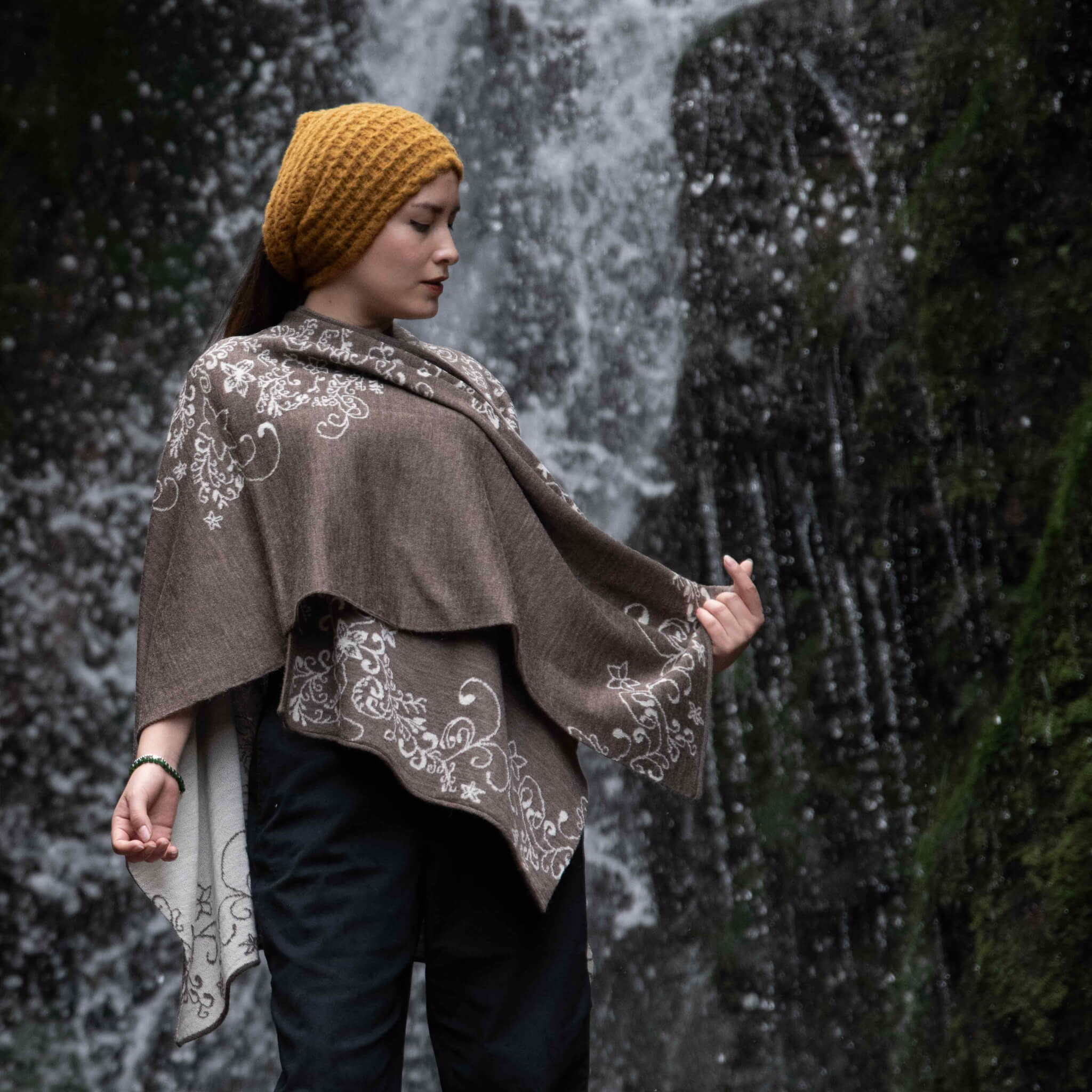 Model von vorne mit TAMAYA Alpaka Wendeponcho für Damen von Alpakin in Walnuss