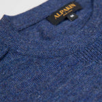 Feiner Rundhals Ausschnitt des dunkelblauen Alpaka Pullover aus 100% weichster Babyalpaka Wolle