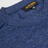 Feiner Rundhals Ausschnitt des dunkelblauen Alpaka Pullover aus 100% weichster Babyalpaka Wolle