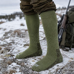 Jäger trägt die extra dicken Thermo Kniestrümpfe aus Alpakawolle in grün beim Winter Jagdansitz