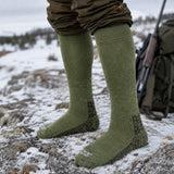 Jäger trägt die extra dicken Thermo Kniestrümpfe aus Alpakawolle in grün beim Winter Jagdansitz